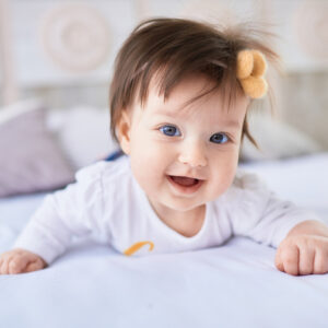 À quel âge un bébé arrive-t-il à tenir sa tête seul ?