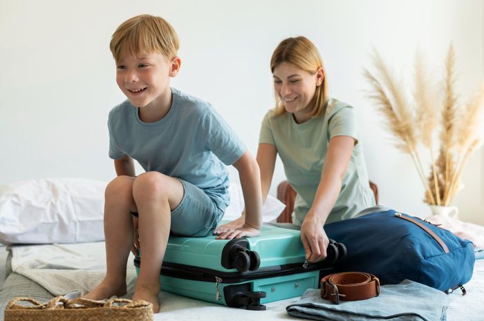 apprendre-enfant-faire-valise-aider