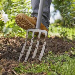 Les outils indispensables pour les jardiniers en herbe