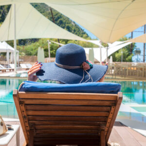 Top 5 des accessoires essentiels pour décorer autour de votre piscine