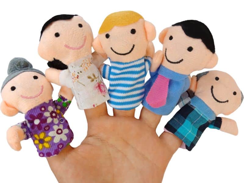 marionnettes enfant jouer avec des marionnettes avec un bébé de 1 an, explications