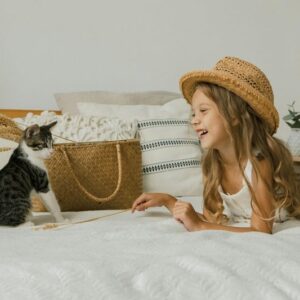 8 idées de jeux et d&rsquo;activités pour son enfant et son chat