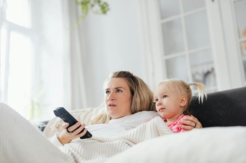 regarder la télé avec maman