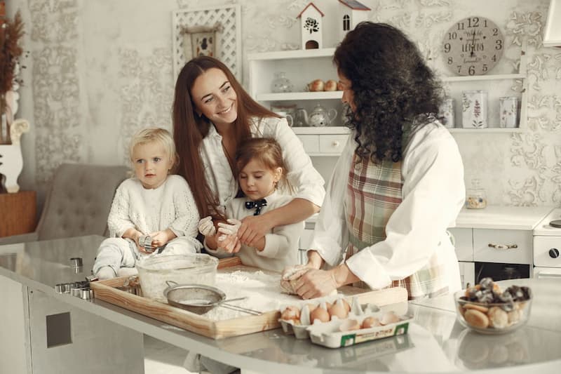 Une cuisine avec une horloge vintage
