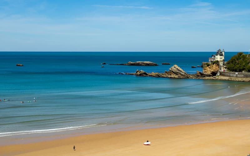 Une jolie plage ensoleillée